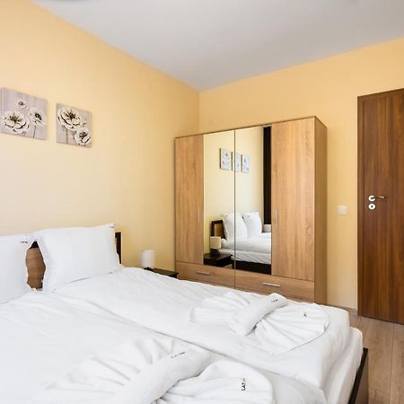 Nomad Haven: 1Bd Flat With Balcony & Desk Apartman Szófia Kültér fotó