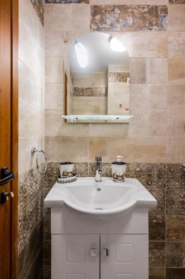 Nomad Haven: 1Bd Flat With Balcony & Desk Apartman Szófia Kültér fotó