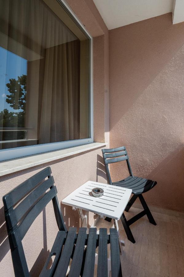Nomad Haven: 1Bd Flat With Balcony & Desk Apartman Szófia Kültér fotó