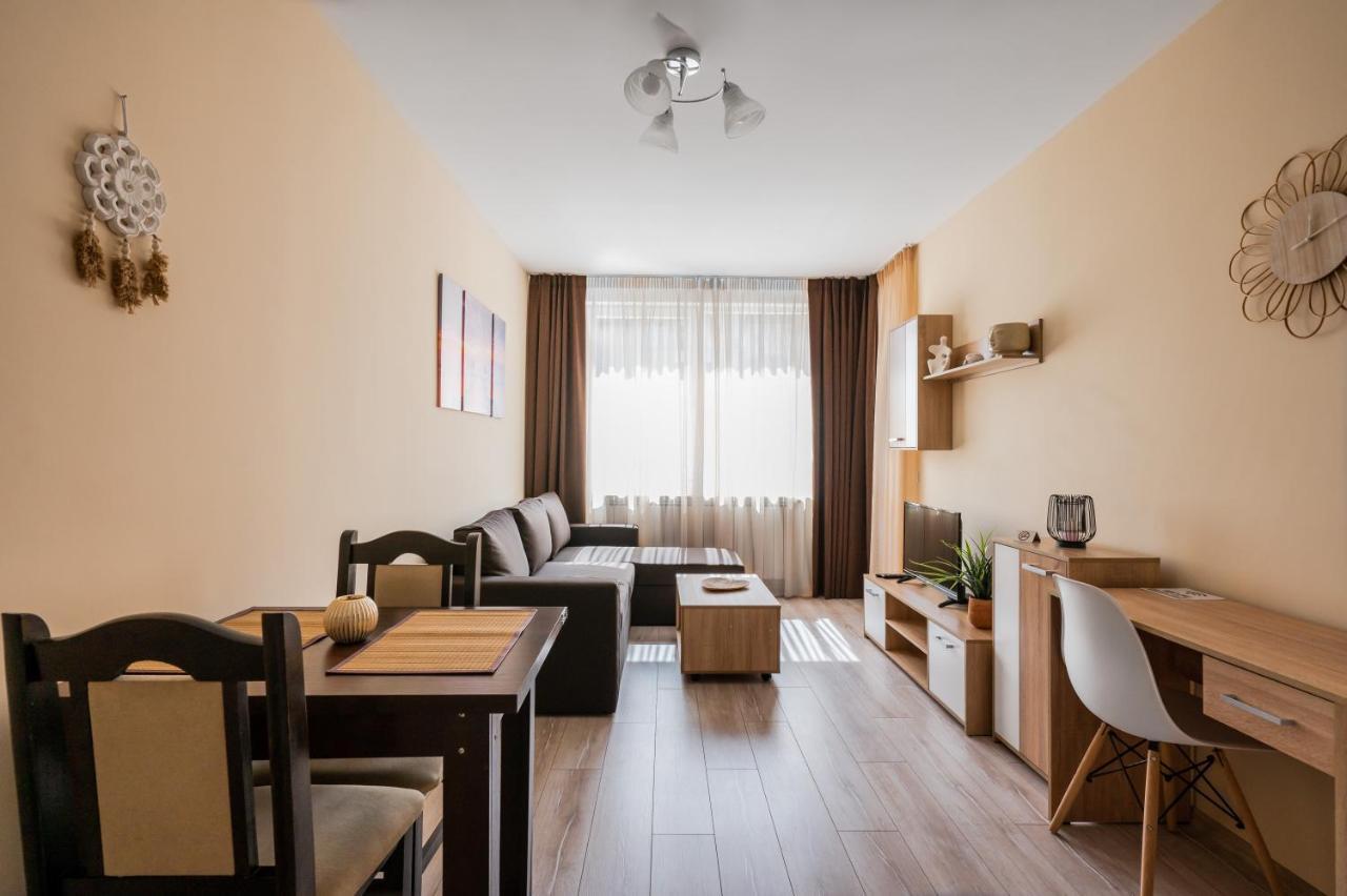 Nomad Haven: 1Bd Flat With Balcony & Desk Apartman Szófia Kültér fotó