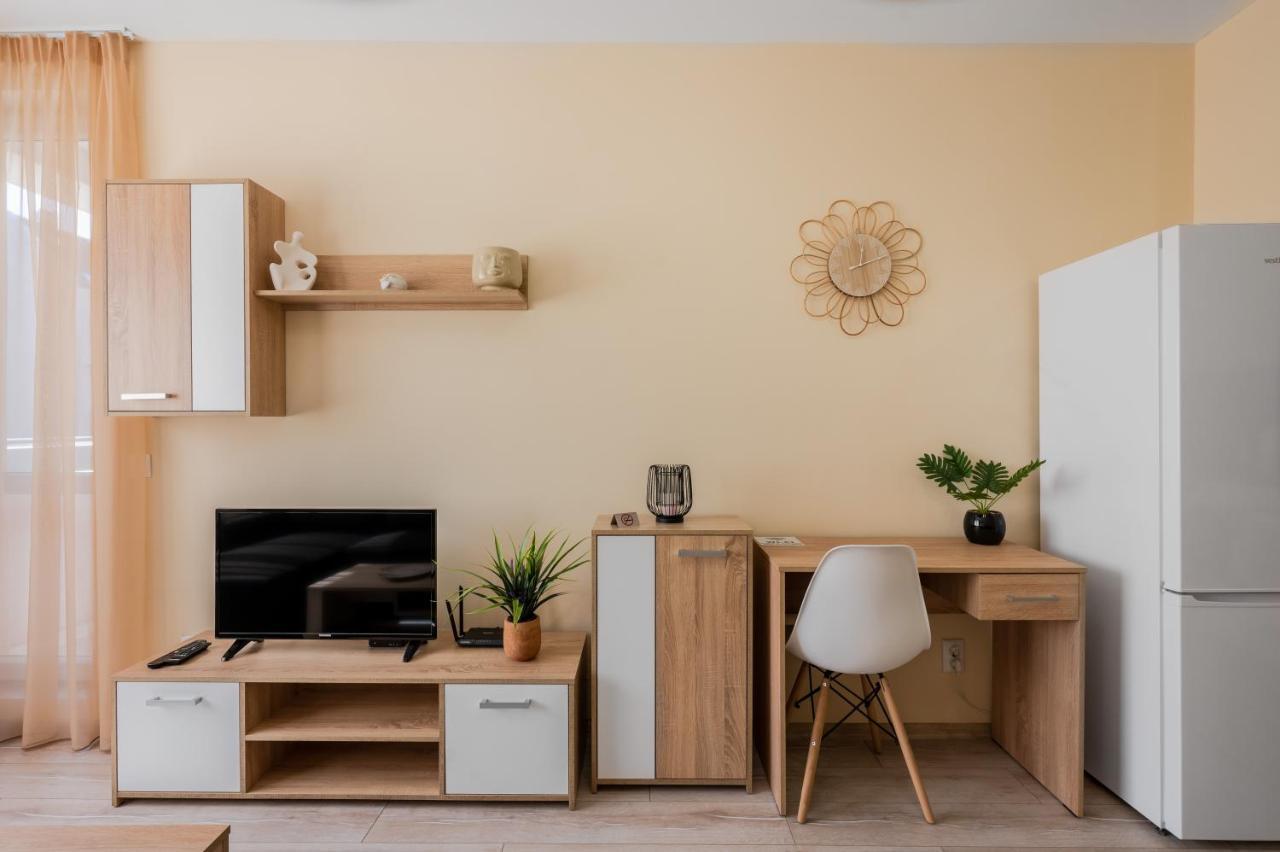 Nomad Haven: 1Bd Flat With Balcony & Desk Apartman Szófia Kültér fotó